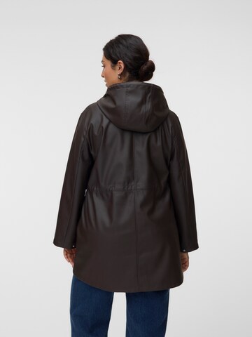Vero Moda Curve - Chaqueta de entretiempo 'VMMALOU' en marrón