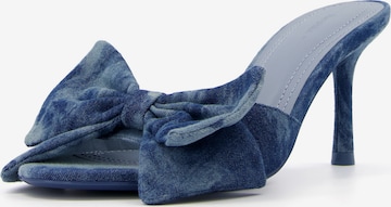 Bershka Pantolette in Blau: predná strana