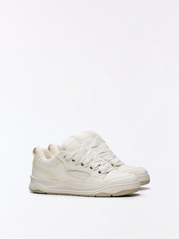 Bershka Låg sneaker i vit