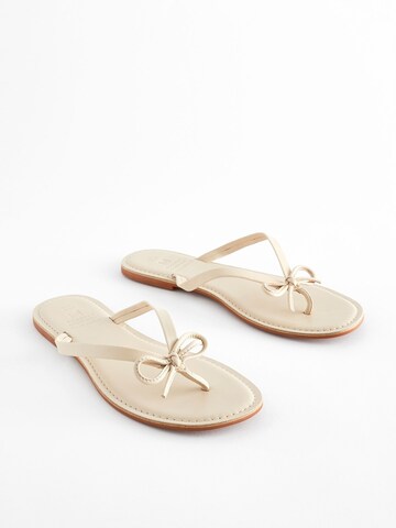 Next Ujjelválasztó-pántos szandál 'Forever Comfort®' - fehér