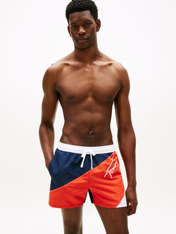 TOMMY HILFIGER Badeshorts in Rot: Vorderseite