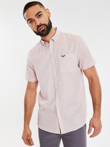 Coupe regular Chemise 'Dragon' Threadbare en rose : devant