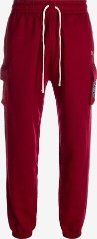 NEW ERA Loosefit Cargobroek in Rood: voorkant