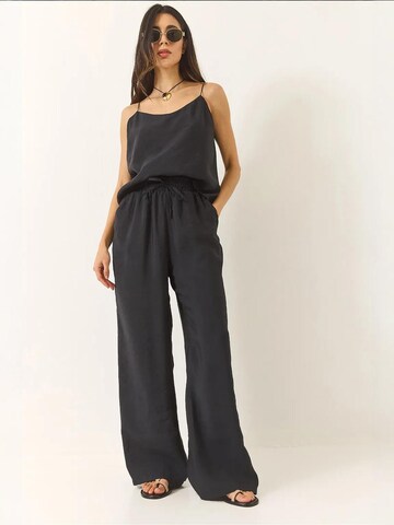 Completo pantalone di Bianco Lucci in nero: frontale