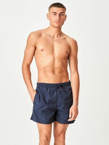 Shorts de bain ' Premium Badeshorts ' TEESHOPPEN en bleu : devant