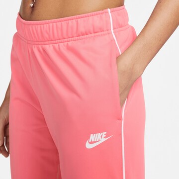 Nike Sportswear Trainingspak 'Essential' in Roze