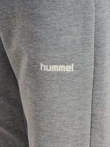 Hummel Tapered Sporthose in Grau