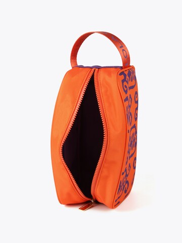 Pochette di Lola Casademunt in arancione