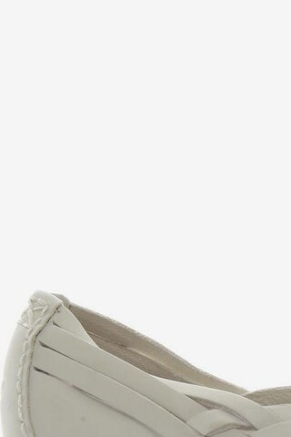 UGG Flats & Loafers in 41 in White