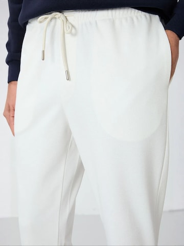 Tommy Life Tapered Workout Pants 'Jogginghose' in White