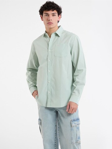 GUESS Comfort fit Button Up Shirt in Green: front