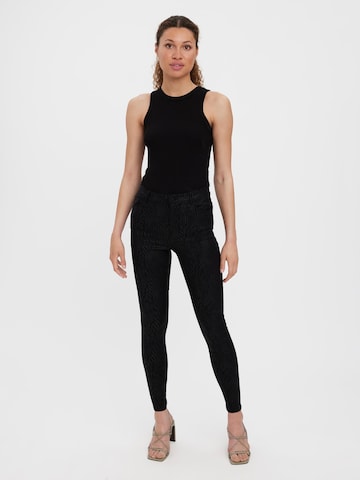 Vero Moda Petite Skinny Spodnie 'SOPHIA' w kolorze czarny