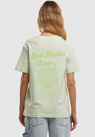 Merchcode Shirt 'Iced Matcha Latte' in Groen: voorkant