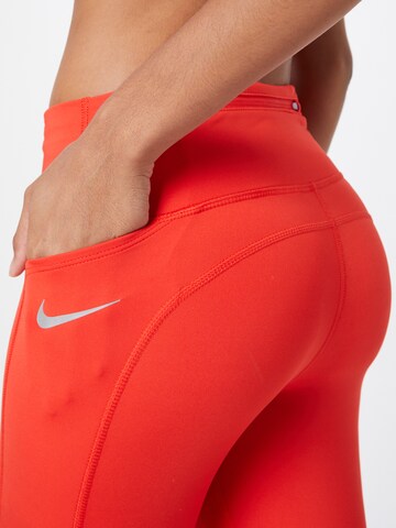 NIKE Skinny Sporthose in Rot