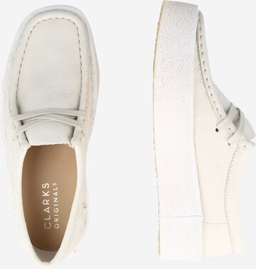 Clarks Originals - Zapatos con cordón 'Wallabee Cup' en blanco