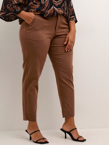 Skinny Pantalon chino 'Leana' KAFFE CURVE en marron : devant