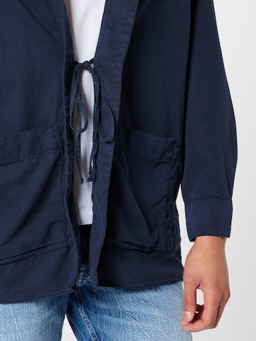 DRYKORN Prehodna jakna 'OMIC' | modra barva