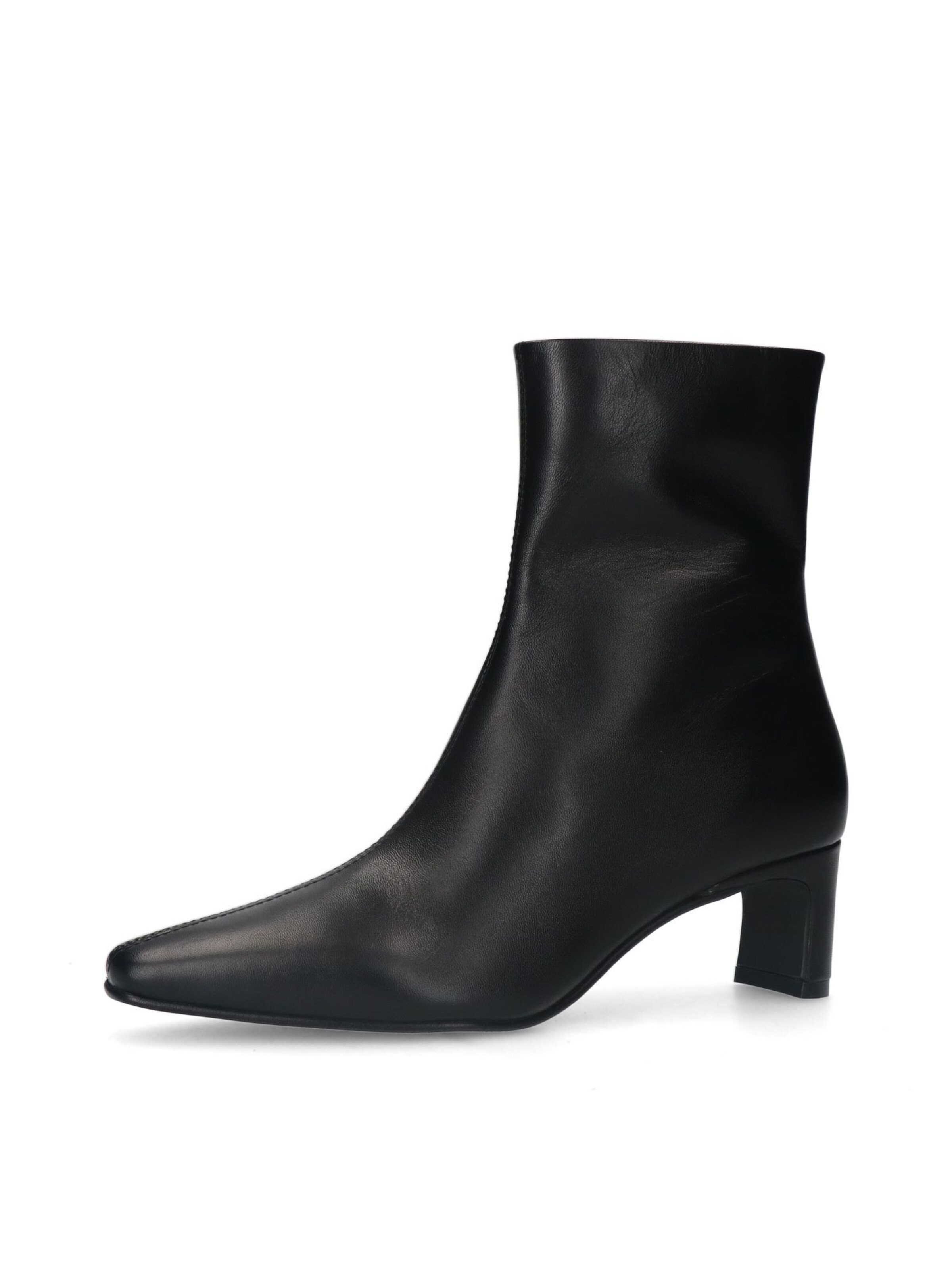 MANFIELD Ankle Boots in Black: front