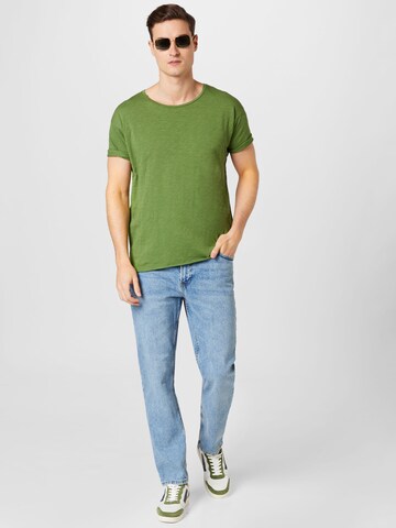 Nudie Jeans Co T-Shirt 'Roger Slub' in Grün