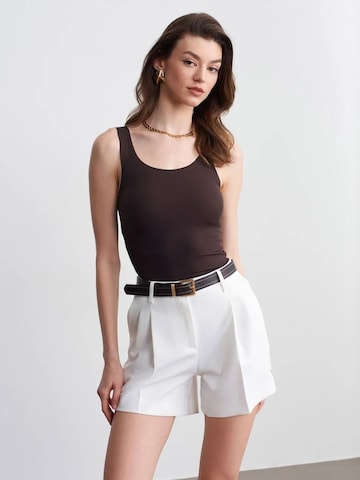 Top di Dilvin in marrone