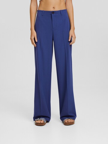 Bershka Loose fit Pleated Pants in Blue: front