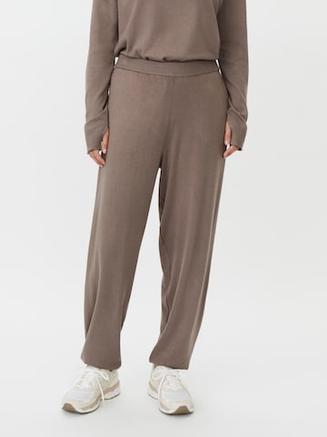 Effilé Pantalon 'Plenor' Masai en gris : devant