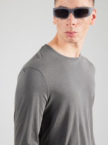 AMERICAN VINTAGE Bluser & t-shirts i grå