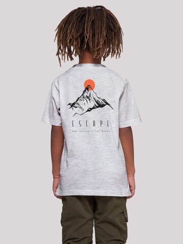 T-Shirt 'Escape Discover The World Mountain' F4NT4STIC en gris : devant