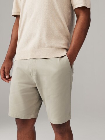 Next Regular Chinobyxa i beige: framsida