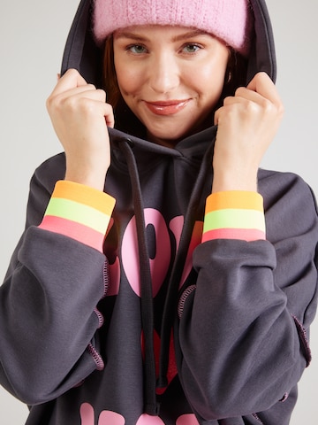 miss goodlife Sweatshirt 'Love More' in Grijs