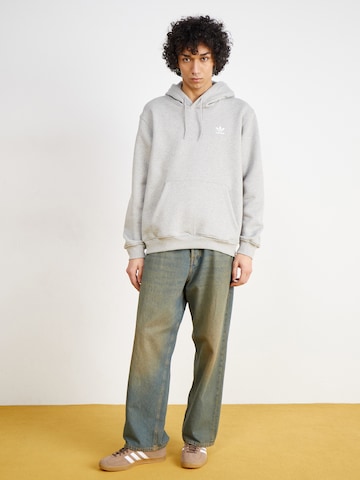 ADIDAS ORIGINALS - Sweatshirt 'ESS' em cinzento