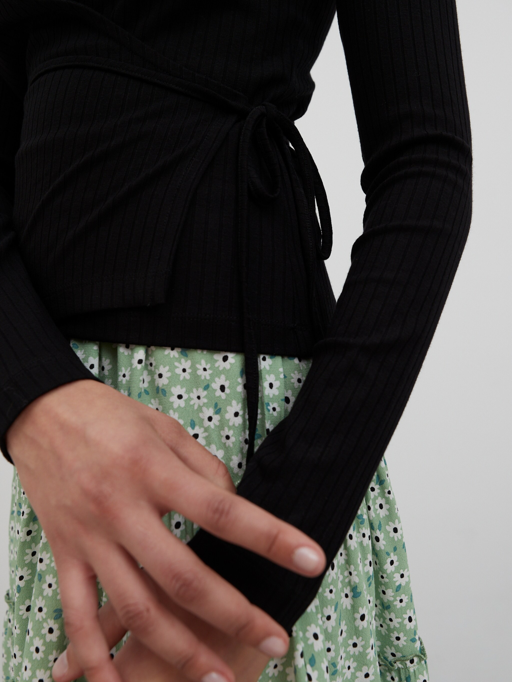 EDITED Produkte Longsleeve 'Odila' schwarz