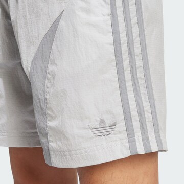 ADIDAS ORIGINALS Loosefit Shorts 'Adicolor 2000s' in Grau