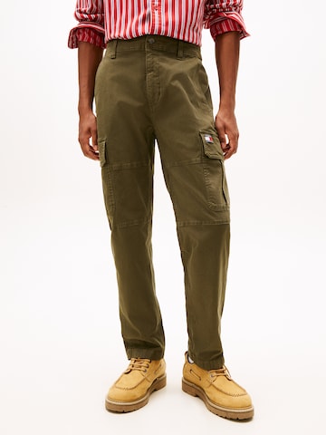Tommy Jeans Дънки Tapered Leg Карго панталон 'SONNY' в зелено: отпред