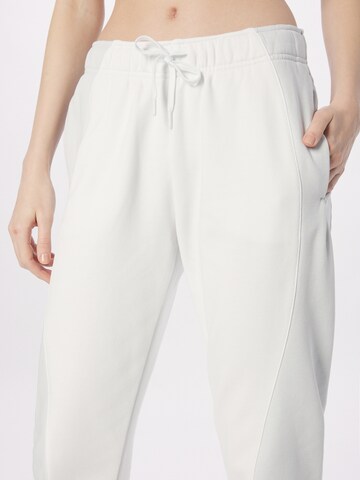 Nike Sportswear - Tapered Pantalón en blanco