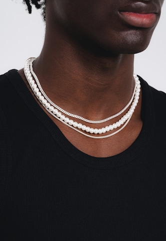 Commen Lines Necklace in White: front
