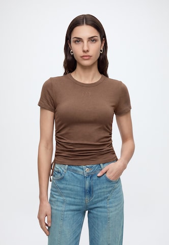 Tricou de la GAP pe maro: față