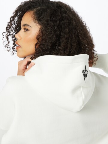 Sweat-shirt 'Alessia' ABOUT YOU x INNA en blanc