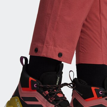 Loosefit Pantalon outdoor ADIDAS TERREX en rouge