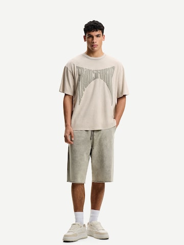 Bershka Loose fit Trousers in Grey: front
