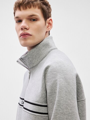 Calvin Klein JeansSweater majica 'SPACER' - siva boja