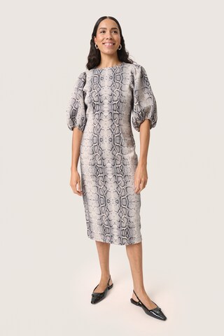 SOAKED IN LUXURY Jurk 'Sandja' in Grijs: voorkant