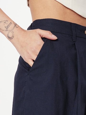 Loosefit Pantaloni con pieghe di Dorothy Perkins in blu