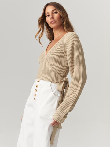 The Fated Sweter 'LONITA' w kolorze beżowy