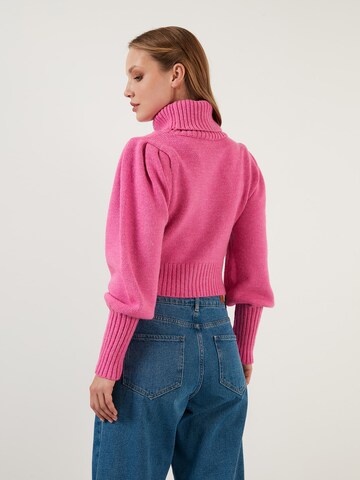 Pullover di LELA in rosa