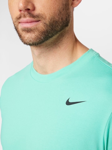 NIKE Regular Fit Sportshirt in Grün