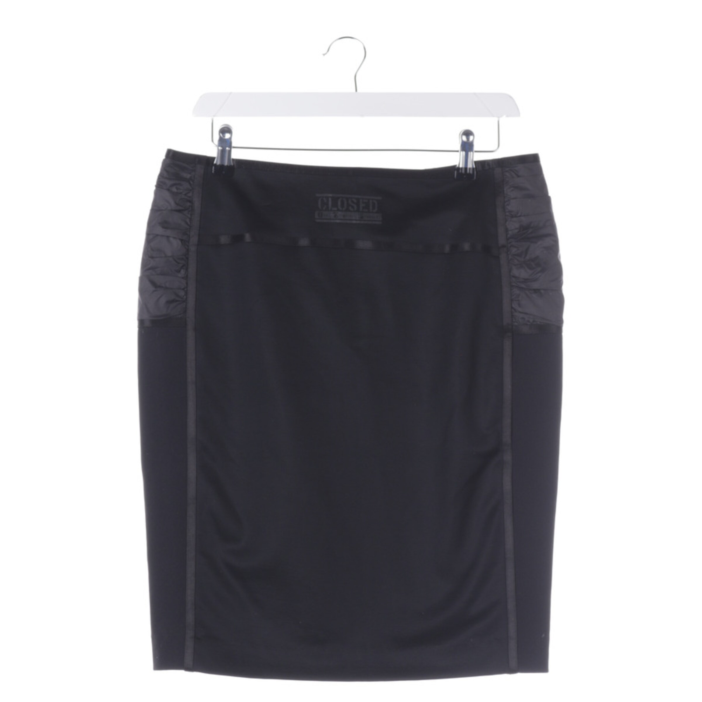 Closed Skirt in M in Black: front