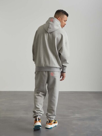 Sweat-shirt 'Len' ABOUT YOU x Benny Cristo en gris