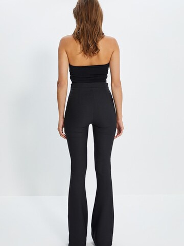 Trendyol Flared Hose in Schwarz