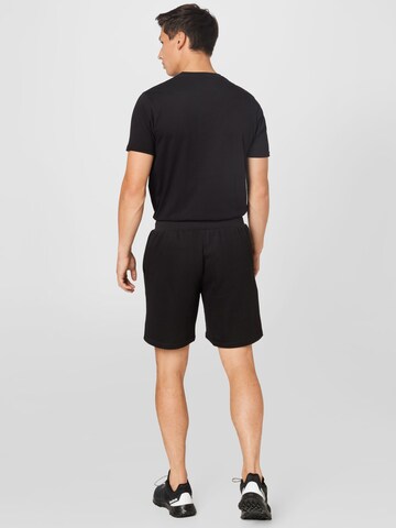 NEW ERA Regular Shorts in Schwarz